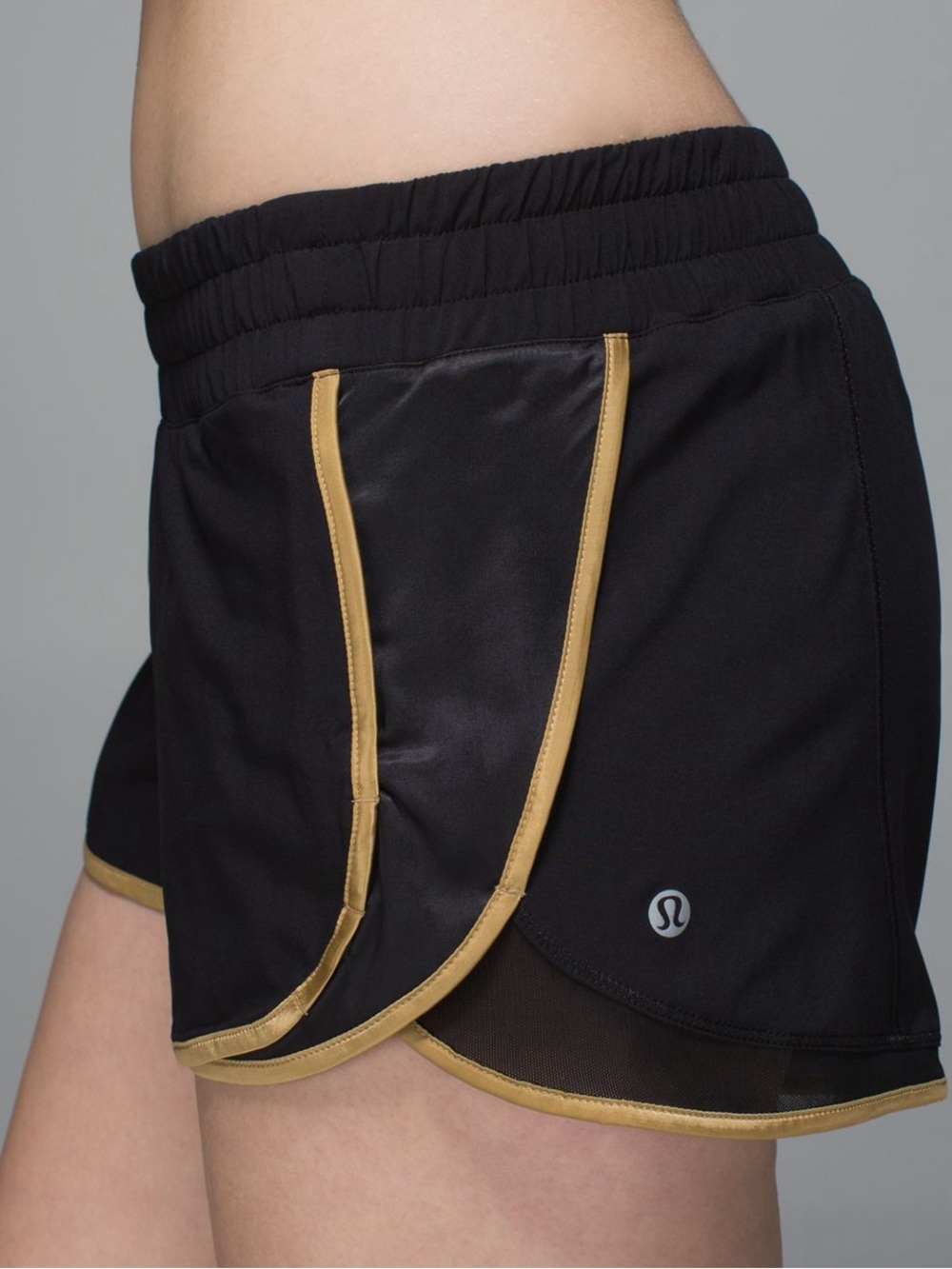 Lululemon Super Squad Short
Black / Gold